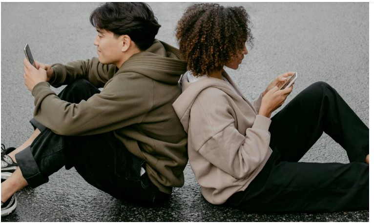 Navigating Love and Relationships in a Digital Age